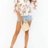 Outlet 🧨 Show Me Your Mumu Viola Top in Rosie Posie for 👩 women 🧨