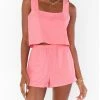 Outlet ✨ Show Me Your Mumu Tara Crop Top in Flamingo Pink for 👩 women 🛒