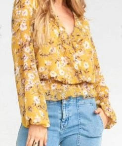 Best deal 😉 Show Me Your Mumu Brewster Top in Flirtin Floral for 👩 women ✨